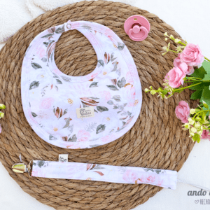 Set Magnolia Salmón - Babero + portachupete